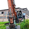 Landrat Martin Kistler (sitzend) und Bürgermeister Georg Eble eröffnen am Freitag symbolisch die Arbeiten zum Brückenneubau über die ...