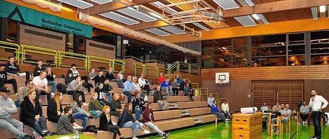 Mit entsprechendem Abstand mussten die rund 50 Teilnehmer bei der Hauptversammlung des Handballclubs Lauchringen auf den Tribünenplätzen ...