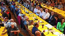 Wie lange müssen Feste, wie hier der Festakt zur 100-jährigen Vereinigung von evangelisch und katholisch Tennenbronn, noch in der alten ...