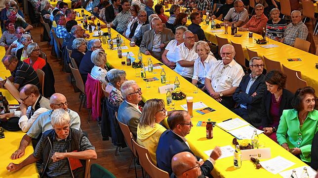 Wie lange müssen Feste, wie hier der Festakt zur 100-jährigen Vereinigung von evangelisch und katholisch Tennenbronn, noch in der alten ...