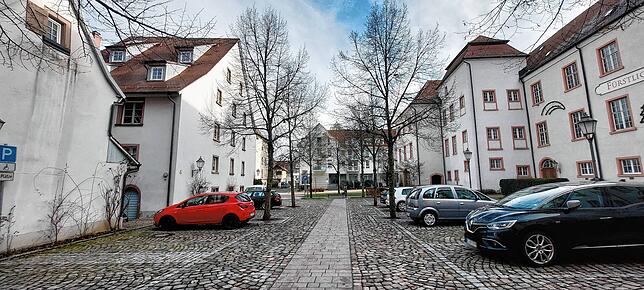 Blick vom Parkplatz in Richtung Hauptstraße.