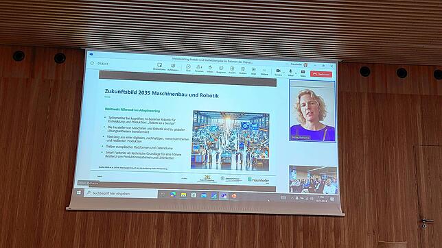 Katharina Hölzle (rechts im Bild, online zugeschaltet) sprach auch über das Zukunftsbild in Maschinenbau und Robotik.
