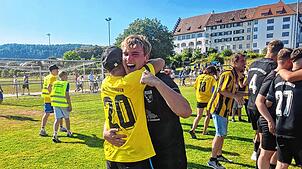 Pure Erleichterung: Luis Riedmüller (hinten) und der FC Öhningen-Gaienhofen steigen nach dem Sieg gegen den FV Tennenbronn in die ...