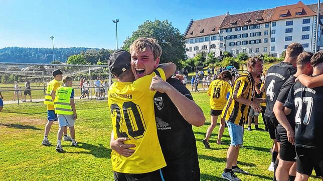 Pure Erleichterung: Luis Riedmüller (hinten) und der FC Öhningen-Gaienhofen steigen nach dem Sieg gegen den FV Tennenbronn in die ...