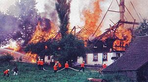 Vor 30 Jahren zerstören Blitzeinschläge gleich zwei Bauernhöfe in Stockburg. Im Bild der Brand des Unteren Haasenhofs der Familie Klausmann.