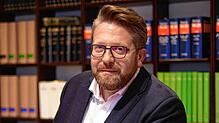 Stellt sich den Fragen der Redaktion: Andreas Hennemann in einem Konferenzzimmer in seiner Kanzlei an der Unteren Laube.