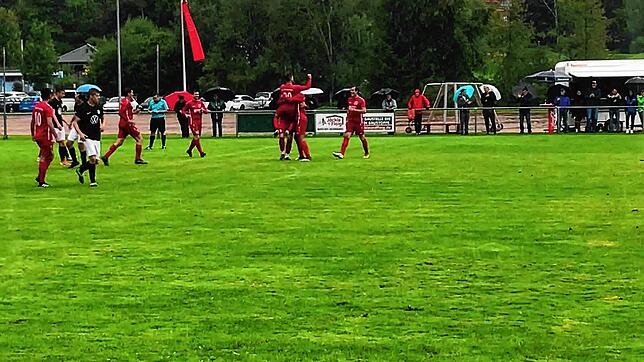 Im strömenden Regen freuen sich die Königsfelder über das zwischenzeitige 2:0.