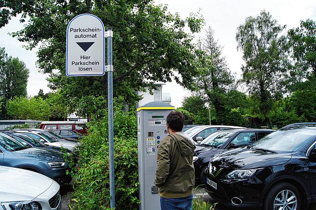Parken soll in Friedrichshafen teurer werden. Doch die Mehrheit des Gemeinderats will die Erhöhung noch einmal für zwölf Monate aussetzen.