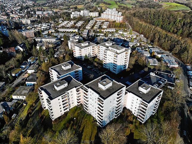 Die Hochhäuser am Schatzberg in Überlingen (Bildvordergrund).