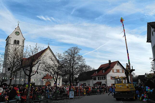 Narrenbaumstellen der Katzenzunft Kippenhausen. Bild: Claudia Wörner
