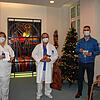 Sie konnten für die Patienten, die Weihnachten im Krankenhaus verbringen müssen, kleine Geschenke entgegen nehmen (von links): ...
