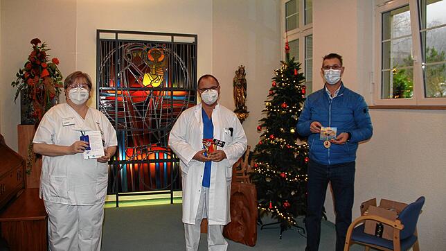 Sie konnten für die Patienten, die Weihnachten im Krankenhaus verbringen müssen, kleine Geschenke entgegen nehmen (von links): ...