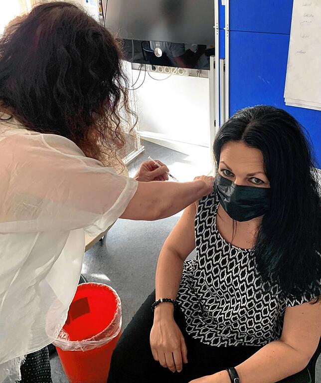 Betriebliche Impfkampagne bei Sick Stegmann in Donaueschingen: Auch Empfangsmitarbeiterin Andrea Gut nimmt am Impftag ihres Arbeitgebers ...