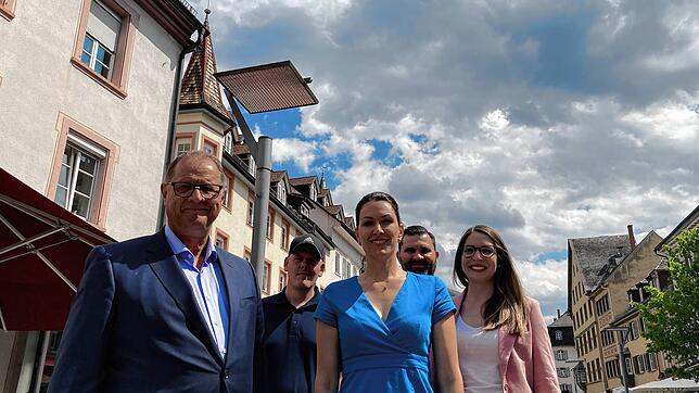 Oberbürgermeister Jürgen Roth (von links), Daniel Felgenhauer von den Stadtwerken SVS, Geschäftsführerin Marina Stiegeler vom ...