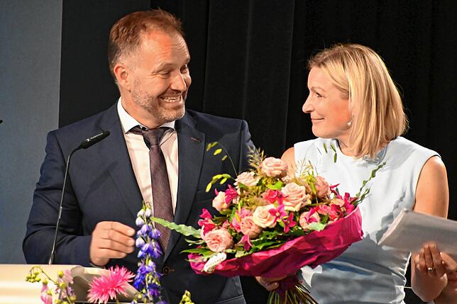Matthias Weckbach dankt seiner Frau Elke mit Blumen und einem Geschenk.