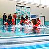 Im Wasser haben die Kinder des Kinderhaus Sonnenschein mächtig Spaß. Im HIntergrund schauen Bürgermeister Dominik Männle, ...