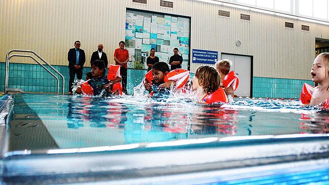 Im Wasser haben die Kinder des Kinderhaus Sonnenschein mächtig Spaß. Im HIntergrund schauen Bürgermeister Dominik Männle, ...