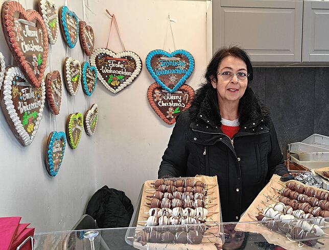 Carina Fetscher verkauft seit vielen Jahren Schokofrüchte, gebrannte Mandeln und Lebkuchenherzen.