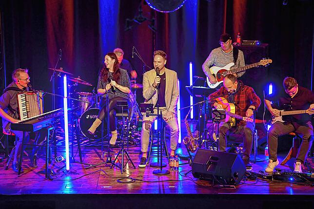 Die St. Georgener Sängerin Silke Vogt (Zweite von links) war bei der Clubsession im Theater im Deutschen Haus mit ihren Musikerfreunden ...