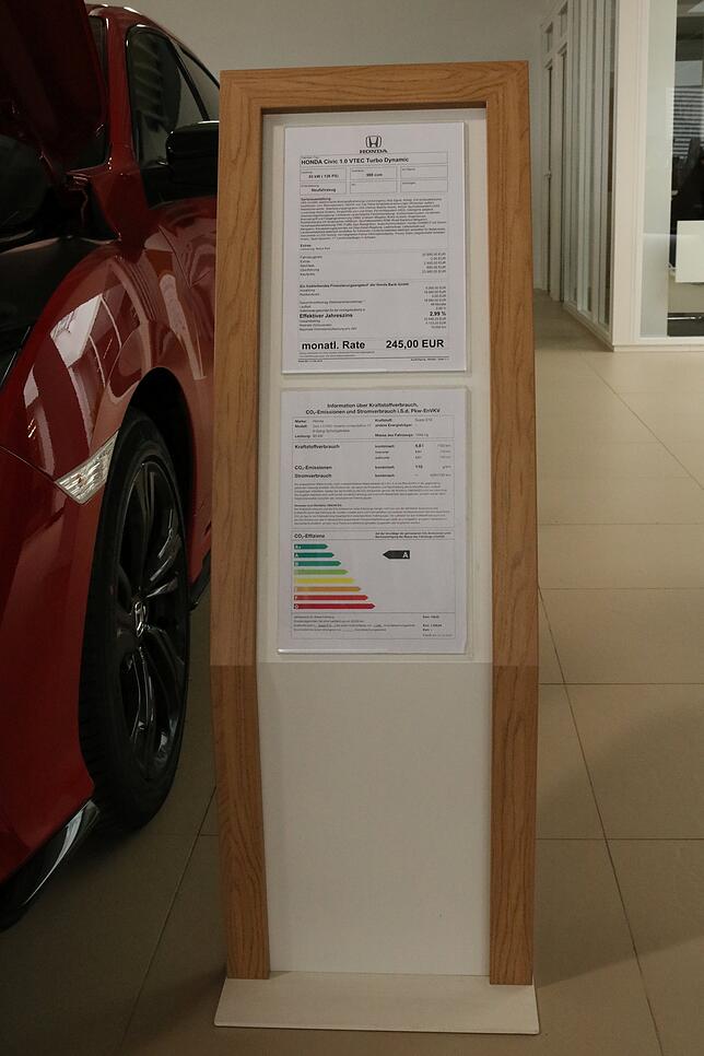 So sieht sie aus und sie steht korrekt neben dem Fahrzeug: eine Infosäule mit den wichtigsten Fahrzeugdaten.