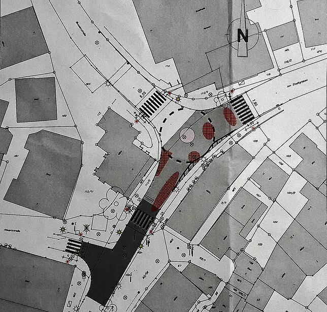 Die Grafik zeigt die Position des geplanten Mini-Kreisverkehrs im Kreuzungsbereich Am Stadtgraben/Bussenstraße, außerdem die ...