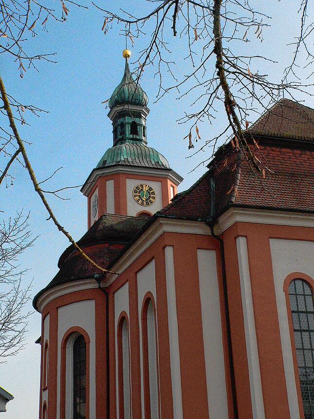 Ein Wahrzeichen der Stadt Tiengen ist der inzwischen wieder renovierte Turm der katholischen Kirche Mariä Himmelfahrt.