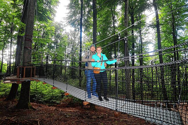 Carolin Mandel und Luca Schunk aus Oberhausen sind zum ersten Mal auf dem Affenberg. Sie sind eine der ersten, die den Treewalk ...