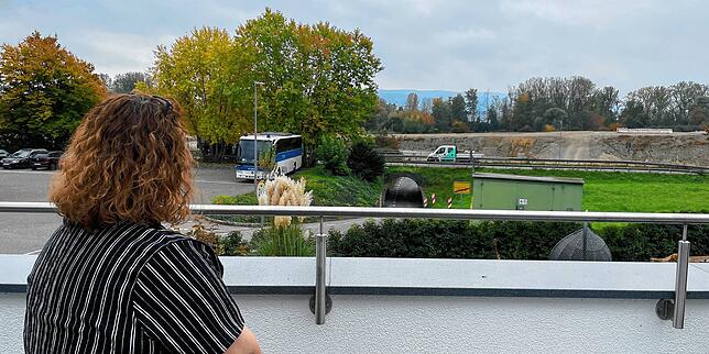 Jasna Müller sitzt auf ihrer Terrasse. Sie blickt direkt auf die B33 und die Baustelle vor Hegne.