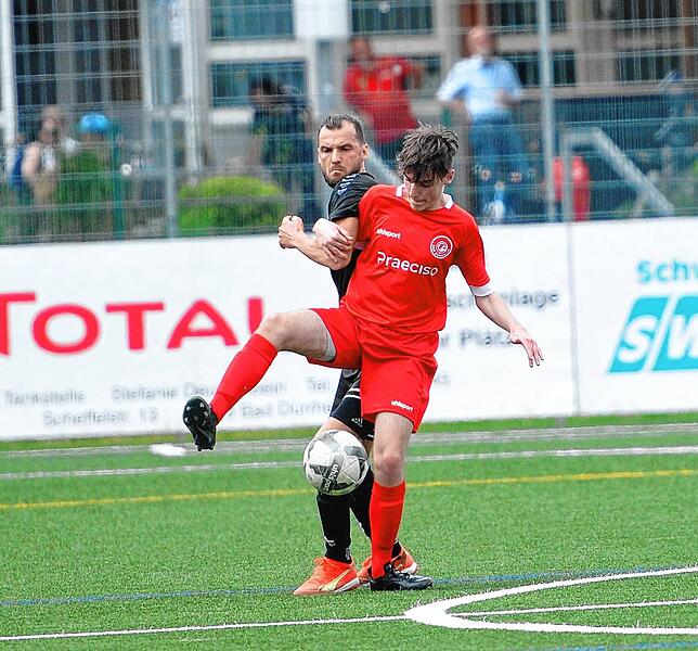 Daniele de Rosa (rotes Trikot) schirmt den Ball gegen Timo Werne ab.