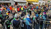 Ganz schönb was los in Waldshut: Ausgelassen feierten die Besucher der Närrischen Gass.