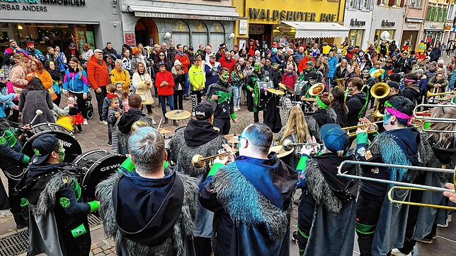 Ganz schönb was los in Waldshut: Ausgelassen feierten die Besucher der Närrischen Gass.