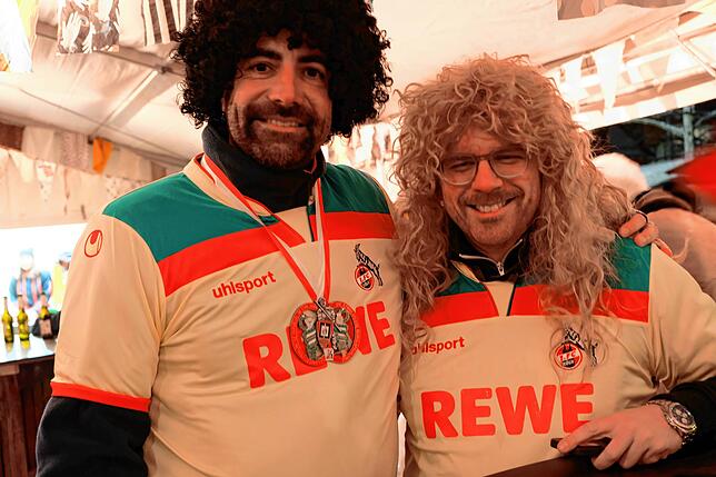 Bild 11: Fasnetsspiel der Hennenschlitter: Die Bilder vom Geschehen auf der Bühne und im Dorf