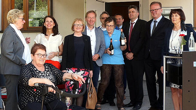 Prominente Gäste beim Festakt zur Eröffnung des Emma-Stoll-Wegs (von links): Gerda Lang (Freundin von Emma Stoll), Elisabeth Wohlfeil ...