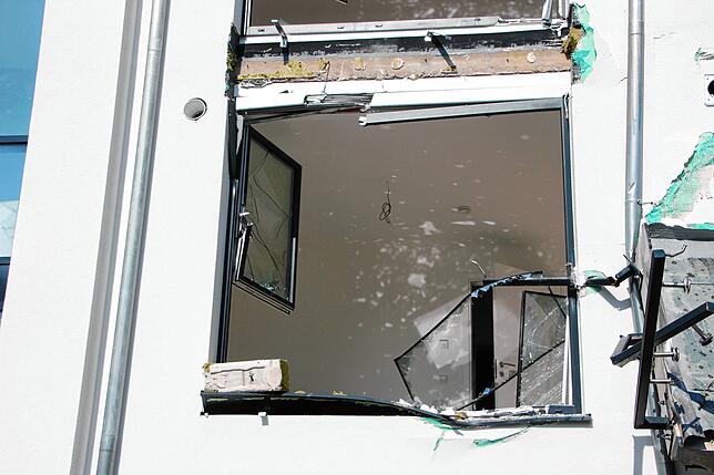 Bild 8: Bauunternehmer zerlegt Neubau-Fassade: Das sind die Bilder der Zerstörung