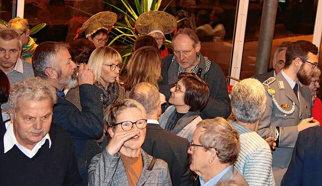 Hunderte Besucher im Foyer.