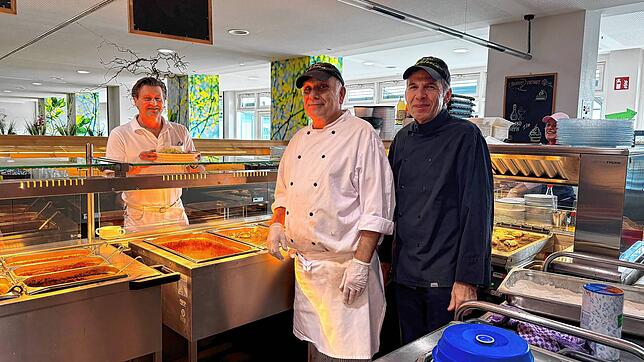 Der Arzt Bernd Marquardt (von links) holt sich am Mittag ein Essen in der Cafeteria im Helios Spital Überlingen. Hier geben Wolfgang ...