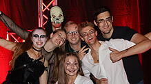 (Archivbild) Gruselige Wesen beim ausgelassenen Feiern: So wie 2023 im Konzil könnten die Halloween-Partys auch dieses Jahr wieder aussehen.