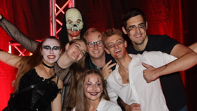 (Archivbild) Gruselige Wesen beim ausgelassenen Feiern: So wie 2023 im Konzil könnten die Halloween-Partys auch dieses Jahr wieder aussehen.