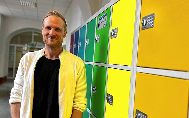 Christian Wallner unterrichtet Deutsch und Gemeinschaftskunde. Er stellt fest, dass junge Menschen sich zunehmend stärker für Politik ...