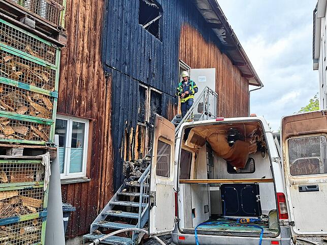 In diesem Gebäudeteil eines landwirtschaftlichen Anwesens war das Feuer ausgebrochen. Auch das Fahrzeug davor musste von den ...