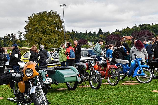 Bild 22: Oldtimer, Schlachtplatte, Musik: So war das Herbstfest in Orsingen