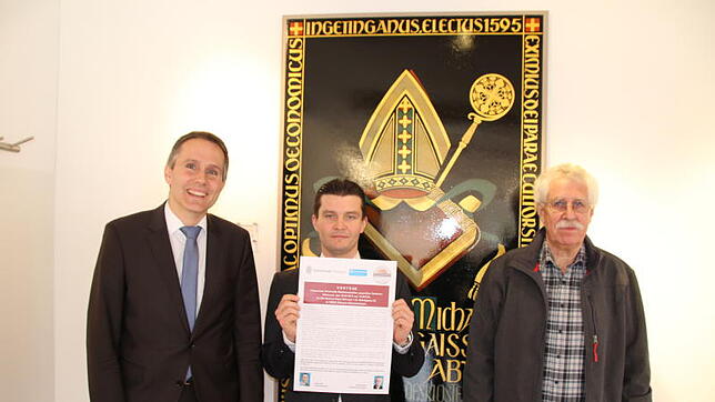 Jochen Link, Günter Reichert und Max Bammert (von links) laden zu einem Vortrag ein, wo es um kriminelle Machenschaften gegenüber ...
