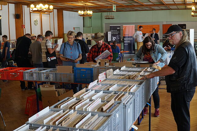Bereits am Vormittag war das Interesse groß an der Vinyl- und CD-Börse in der alten Saba-Kantine. Bild: Rüdiger Fein