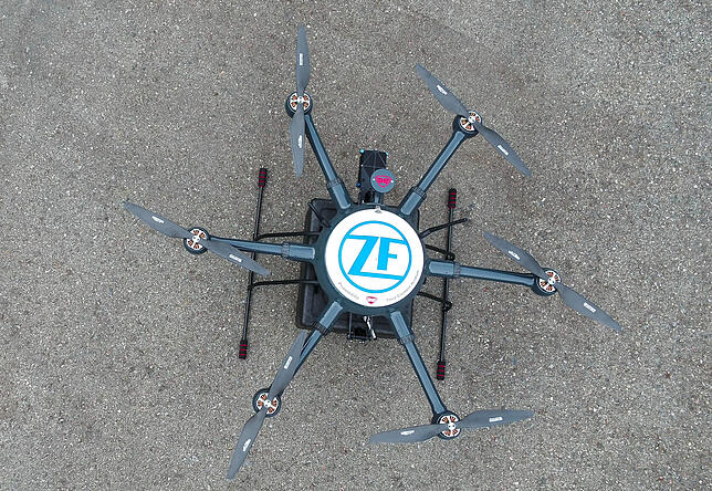 Im Notfall jedoch kann der Hexacopter von Menschenhand gelandet werden, auch wenn die Drohne das ganz selbstständig kann.