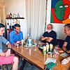 Im Atelier des Schweizer Künstler Thomas Santhori (Zweiter von rechts) besprechen die Waldshuter Junggesellen Andreas Laubis (erster ...