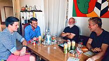 Im Atelier des Schweizer Künstler Thomas Santhori (Zweiter von rechts) besprechen die Waldshuter Junggesellen Andreas Laubis (erster ...