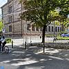 Vorm Humboldt-Gymnasium kontrollierten die Polizisten Radler.
