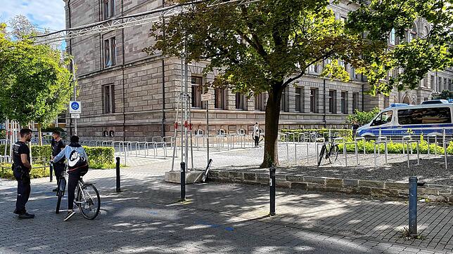 Vorm Humboldt-Gymnasium kontrollierten die Polizisten Radler.