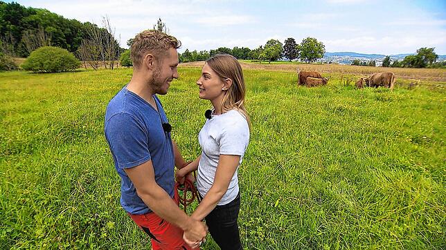 Kurz vor Kuss: Paddy und Julia. Im Hintergrund die Rinder.