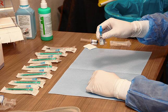 Nachdem das Serum verdünnt ist, wird es in die speziellen Spritzen aufgezogen. 7,5 Dosen könnten so aus einer Ampulle gewonnen werden, ...